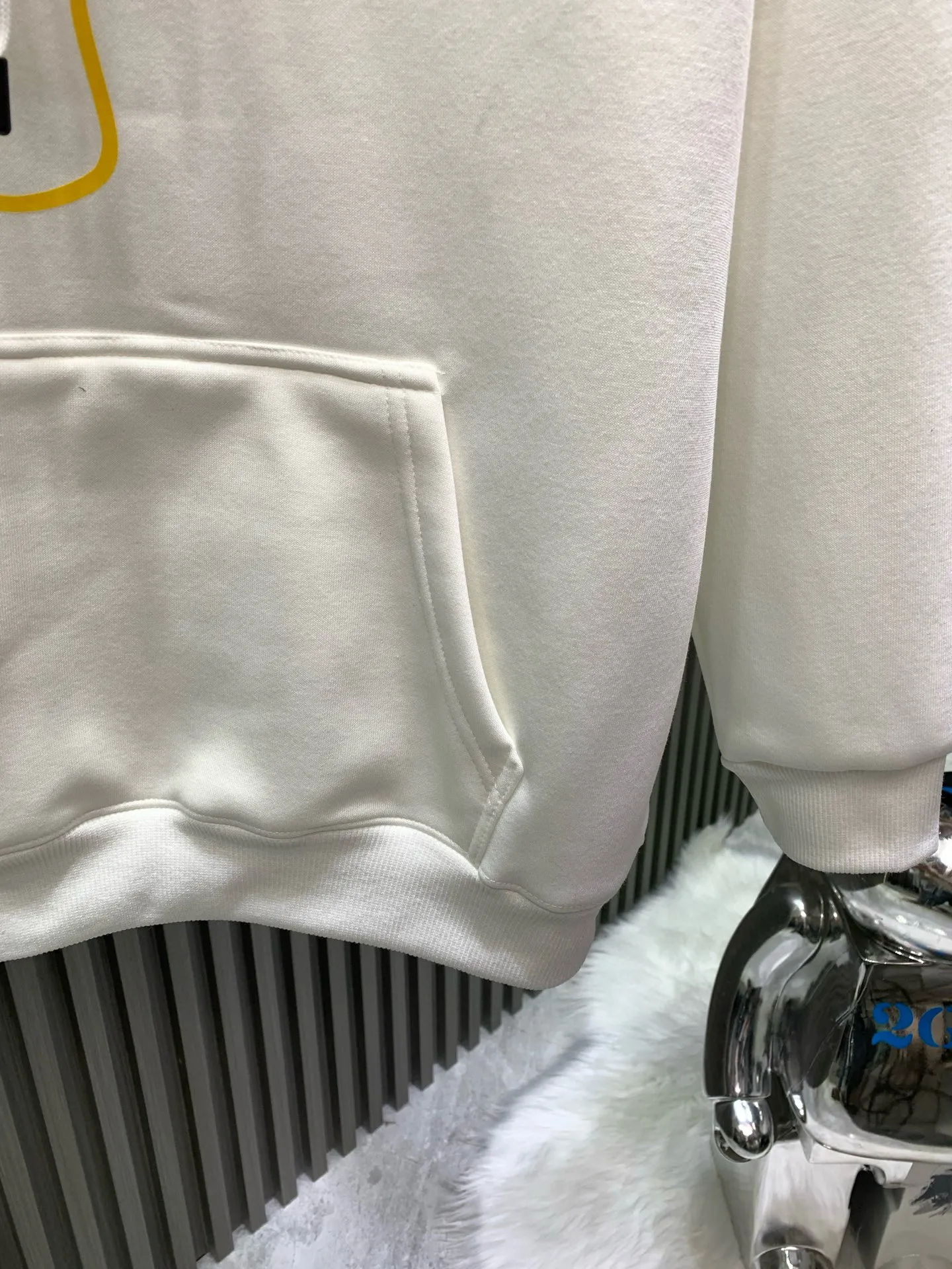 🅿️280 🀄️ Louis Vuitton 25FW new autumn and winter hooded sweatshirt 400g pure cotton➕silver fox velvet Made of double-ply double yarn 400g pure cotton sweatshirt fabric. The fabric is woven with double-ply twisted yarn. It is 40% stronger than single-ply yarn and can still maintain the silhouette of the clothes when cut loosely. The os version has a relatively lazy and loose feel, simple yet recognizable. A very simple and fashionable style. The overall design is simple yet individual. It can easily handle a variety of occasions.